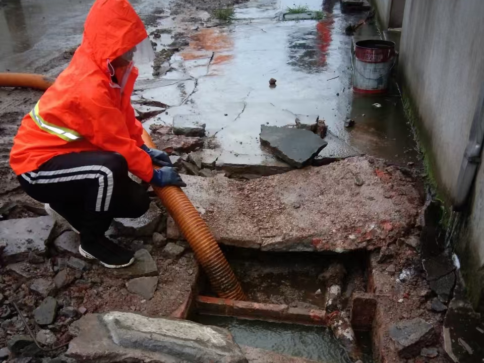 阿瓦提专业清理污水池 炜誉市政以规范流程守护城市 “肠道”