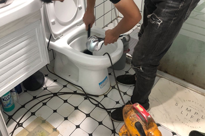 阿瓦提马桶堵塞自己疏通还是找师傅？专业上门服务让你省时更省心